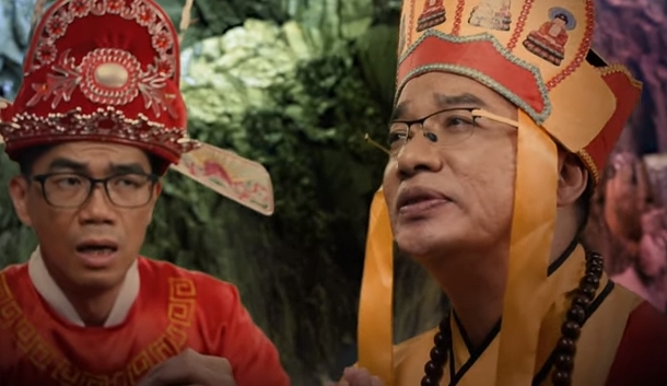 二人粉墨登場。影片截圖