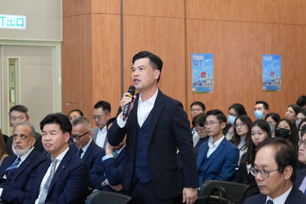 中企協法專委秘書長李銘銳（持咪者）。