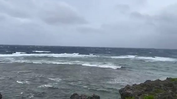 颱風沙德爾造成岸邊湧浪。X@okinawa789