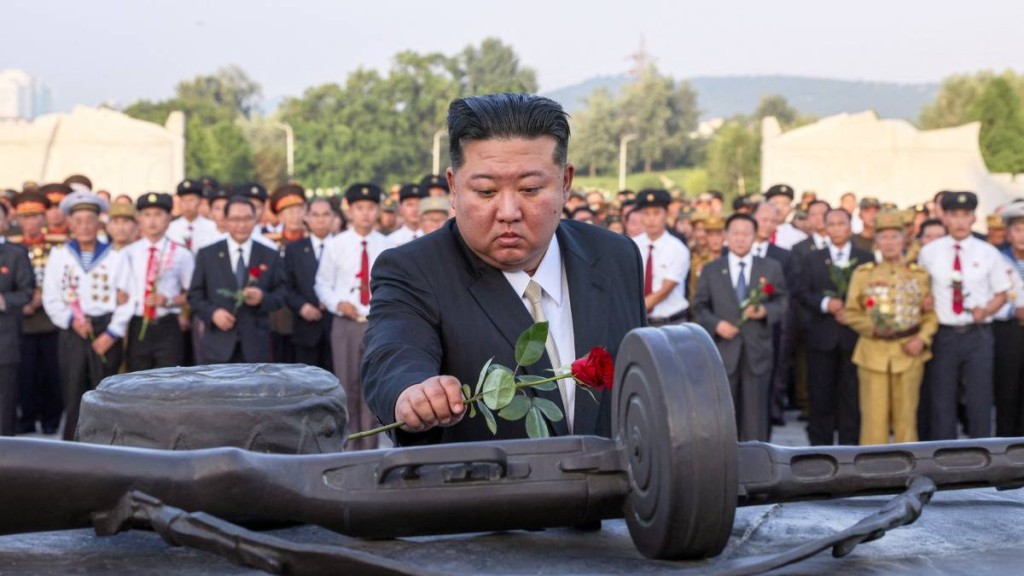 金正恩參拜北韓解放戰爭烈士陵園。路透社