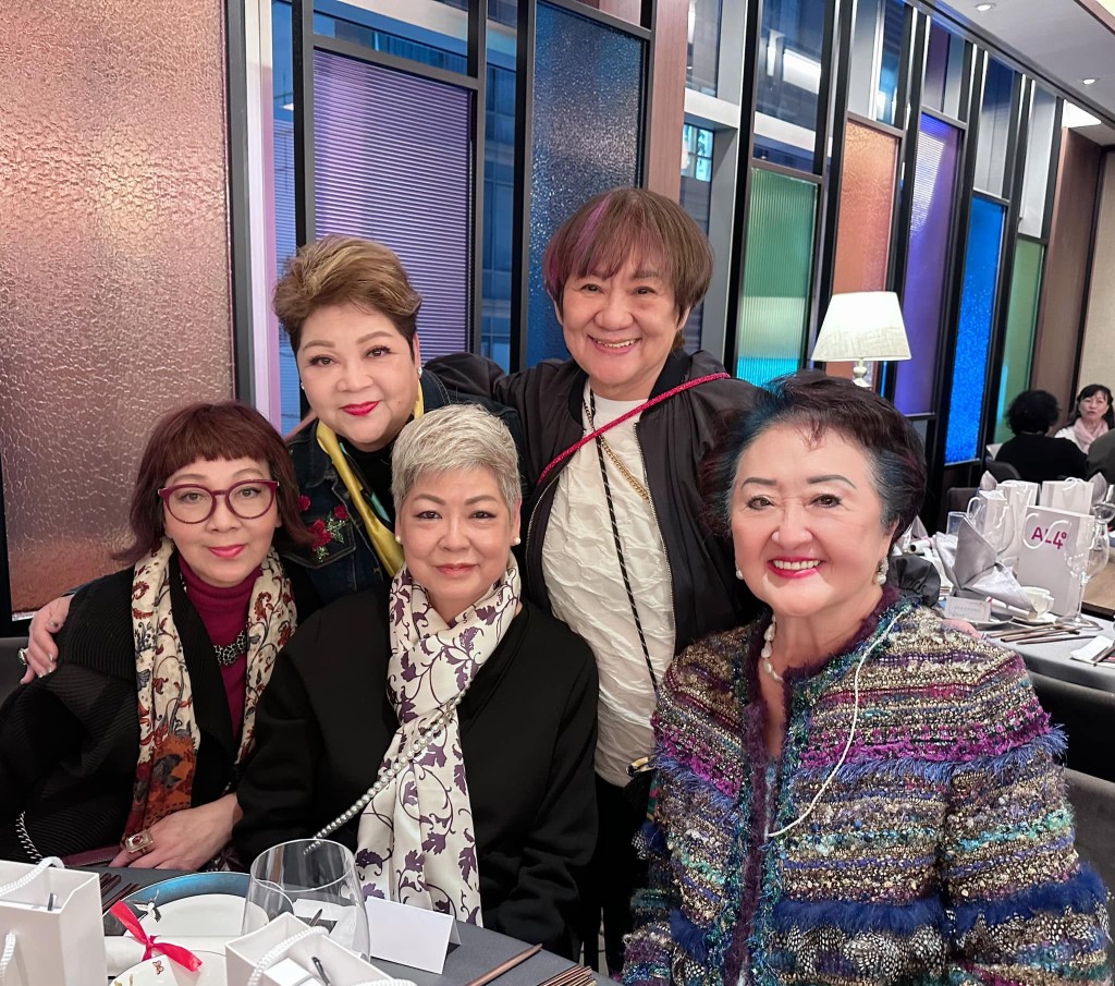 文丽贤（下左）近年积极抗癌，不过仍有出席好友聚会。