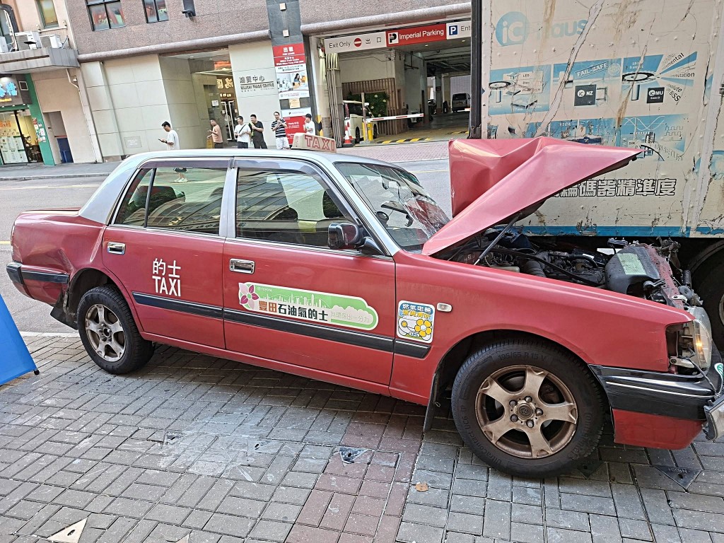 的士車頭嚴重損毀。網圖 的士車頭嚴重損毀。網圖