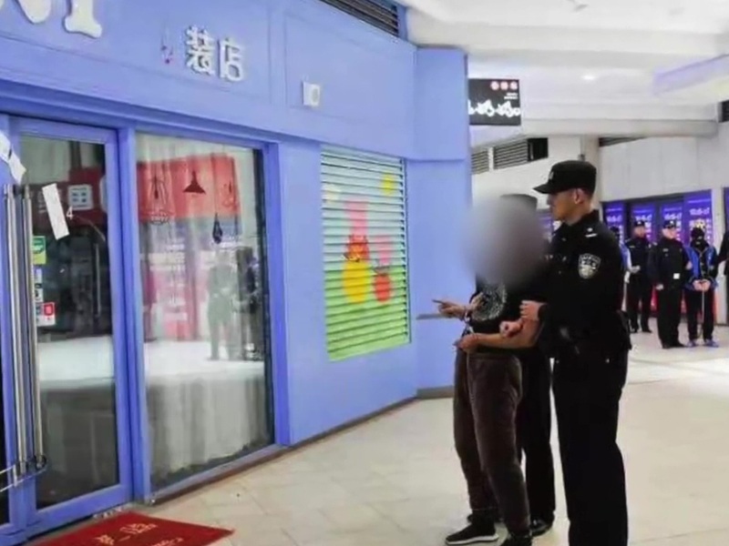 女「衣托」以單身男性為目標,假裝與對方談戀愛,讓他們揮金買衣服,得手後即分手。(網圖)