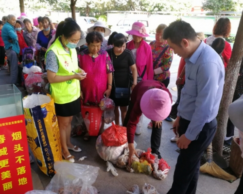 昆明市民執煙頭換生活用品。 網圖