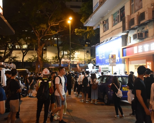 尖沙嘴警署外有人群聚集。