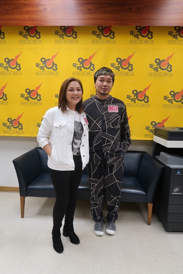 卫兰与音乐人冯翰铭接受商台访问。