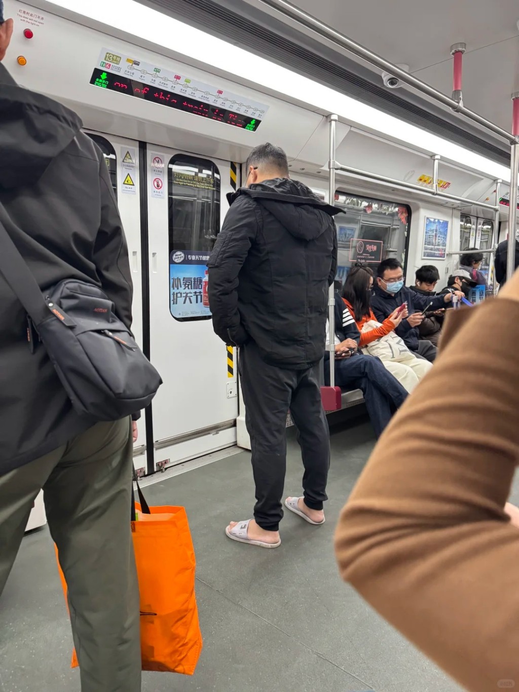 网民关心这波冷空气,会否再出现「羽绒服加拖鞋」的广式穿搭。小红书 网民关心这波冷空气,会否再出现「羽绒服加拖鞋」的广式穿搭。小红书