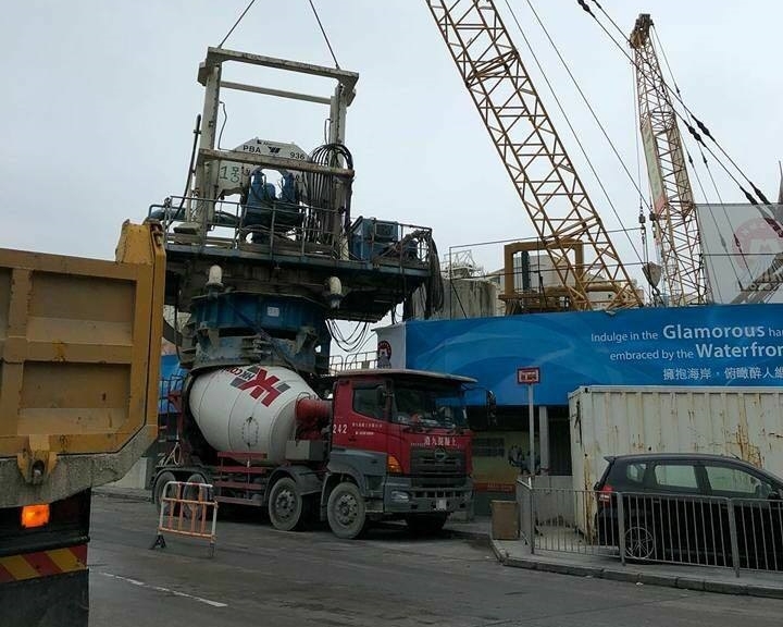 鑽樁機跌出地盤外壓住一輛停泊路邊的田螺車。工業安全關注組圖片