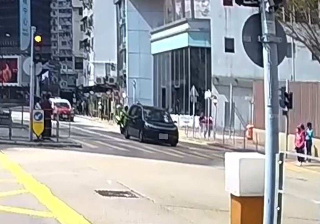 七人车司机因应交通灯转灯，将车煞停在行人过路线前。fb车cam L（香港群组）影片截图