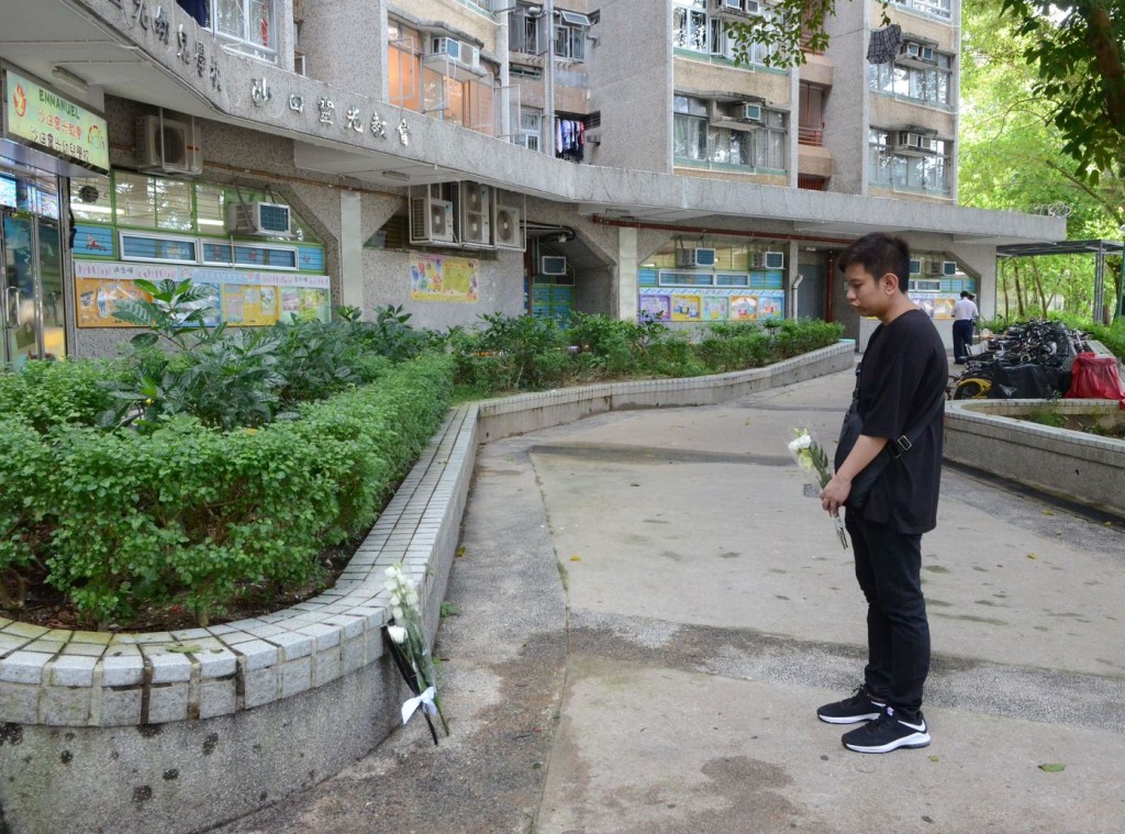 多名市民特地到場獻花。