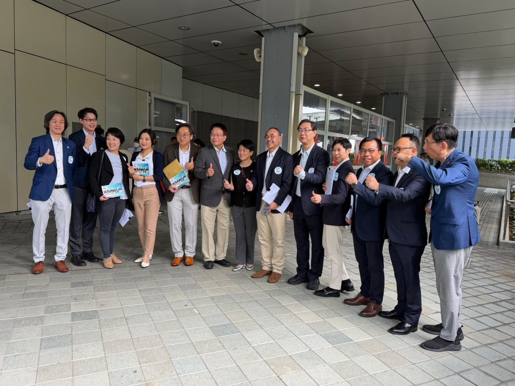 13人正式報名參選第二界別「建築、測量、都市規劃及園境界」分組一般選舉。 13人正式報名參選第二界別「建築、測量、都市規劃及園境界」分組一般選舉。