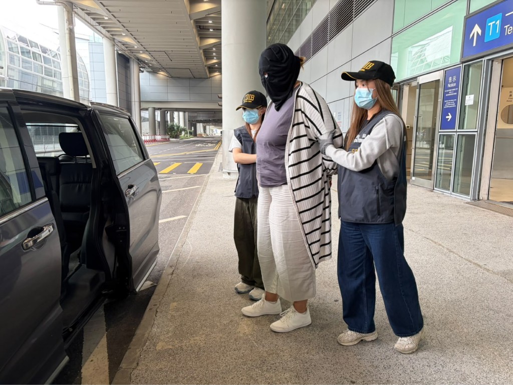 被捕的43歲葡萄牙籍女子。海關圖片