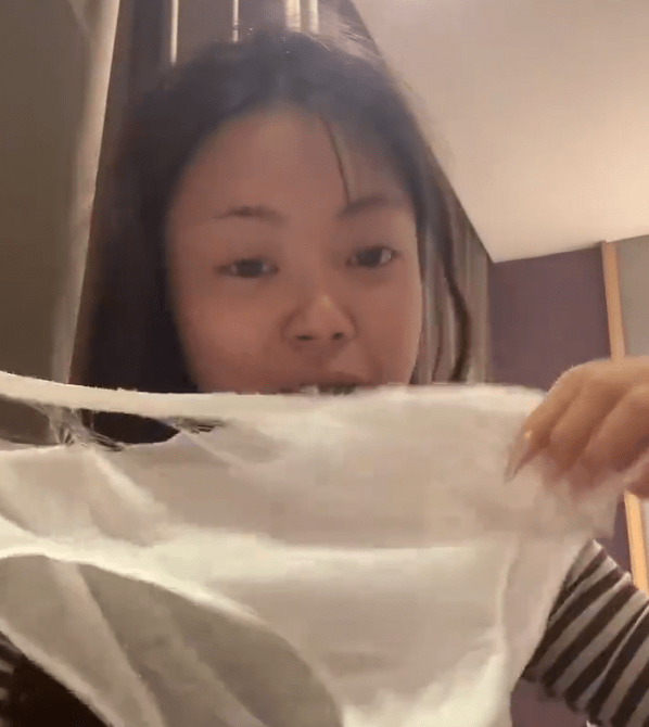 全新的一次性底裤半小时亦惨变「蜘蛛网」。极目新闻