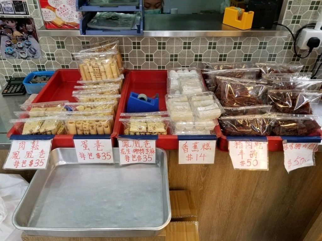 店內除蛋卷之外，也有其中傳統中式餅點。