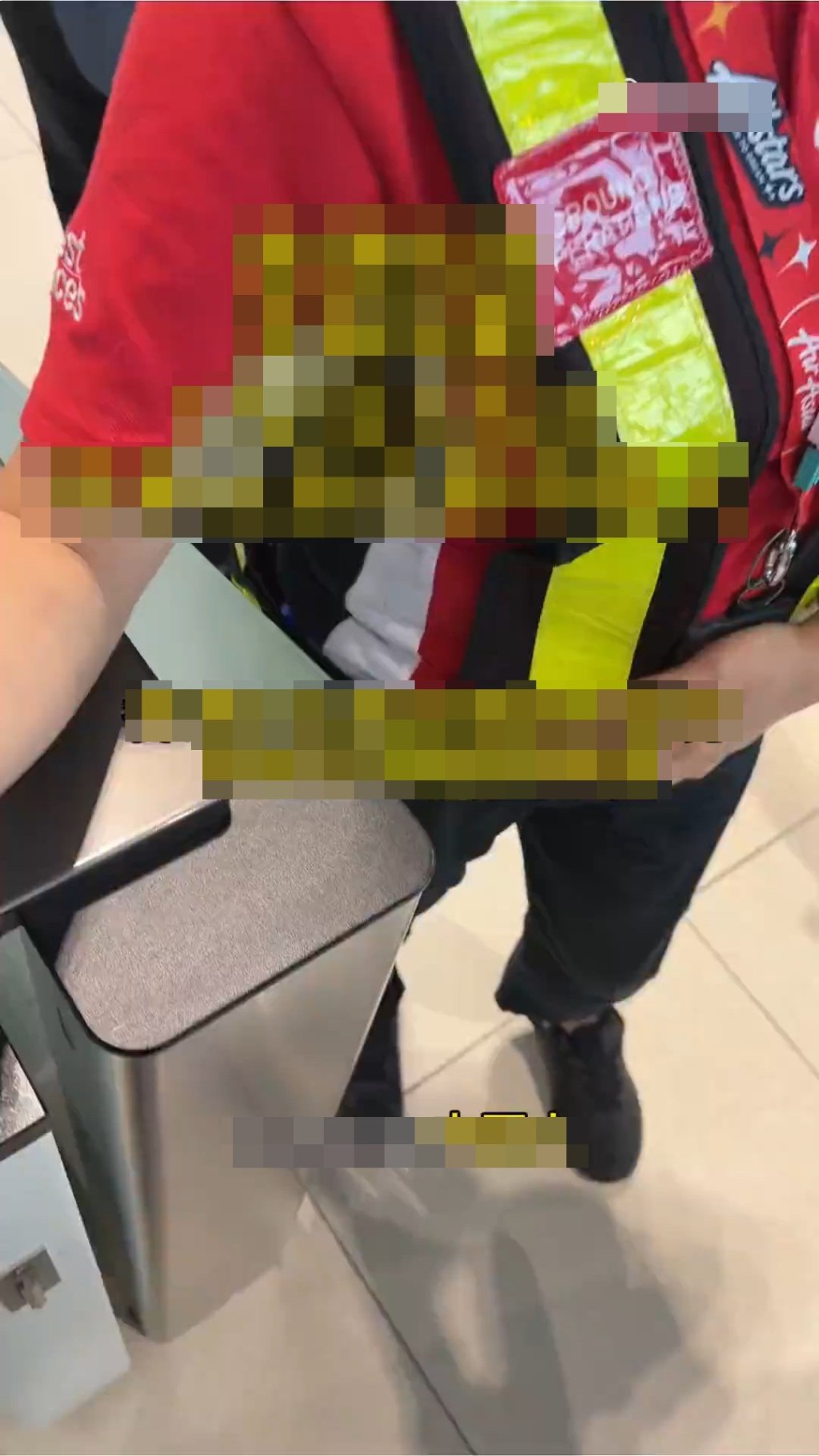 女客不滿在香港國際機場遭亞洲航空地勤粗魯對待。微博＠單向度猜