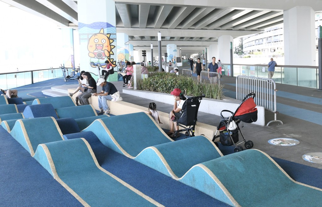 北角東岸板道有內地旅客拍照「打卡」。