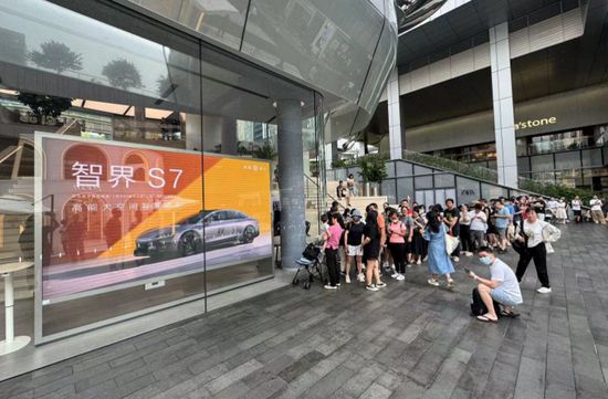 在深圳某商场华为旗舰店门口一早已有粉丝提前排起了长队。