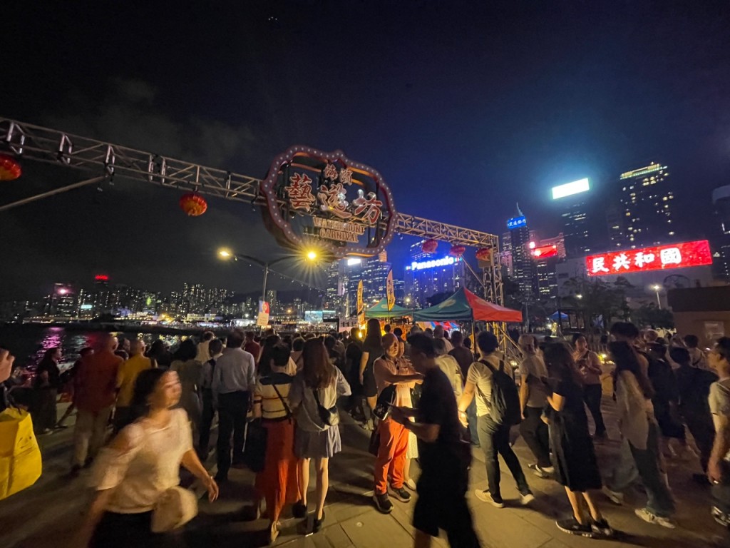 海濱藝遊坊設有80多個攤位，提供各種街頭小吃、當地飲品、音樂、藝術畫廊、體育比賽和許多其他活動。 嘉年華目標是向所有外國遊客推廣香港本地東西方文化。資料圖片
