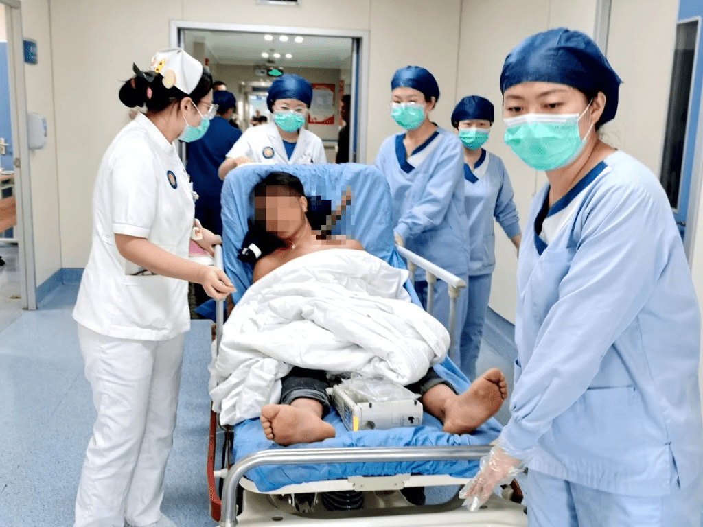 西安男子被枯枝墜落插入頸直達胸腔,緊急送院進行手術。 西安男子被枯枝墜落插入頸直達胸腔,緊急送院進行手術。
