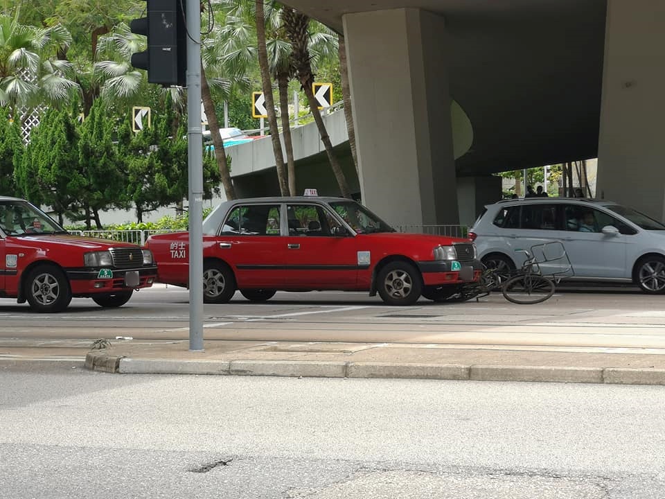 涉事車輛停在路中。fb群組香港突發事故報料區圖片