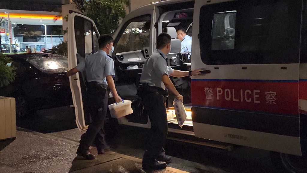 警員帶走一批證物。 警員帶走一批證物。