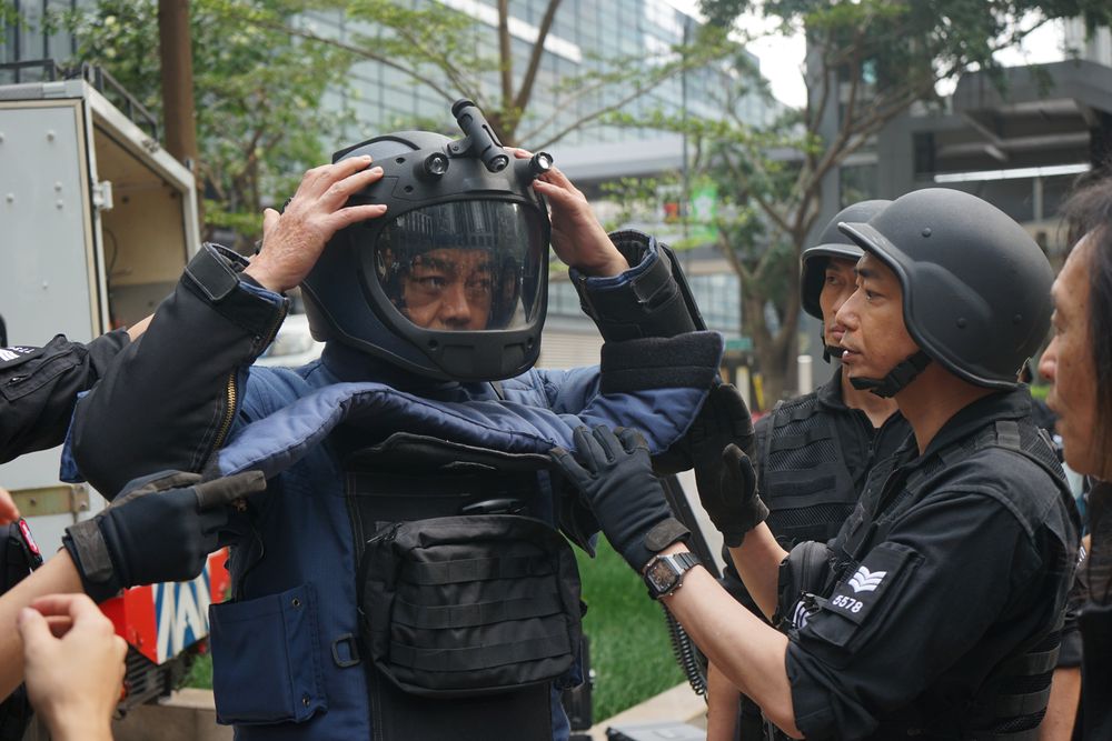 青雲笑謂不知是現場緊張氣氛還是悶熱天氣流汗了。