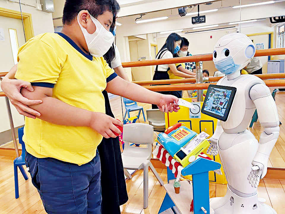 教育局向特殊學校發放一筆過「新科技支援課堂學習津貼」,學校可購置協助學習的機械人。