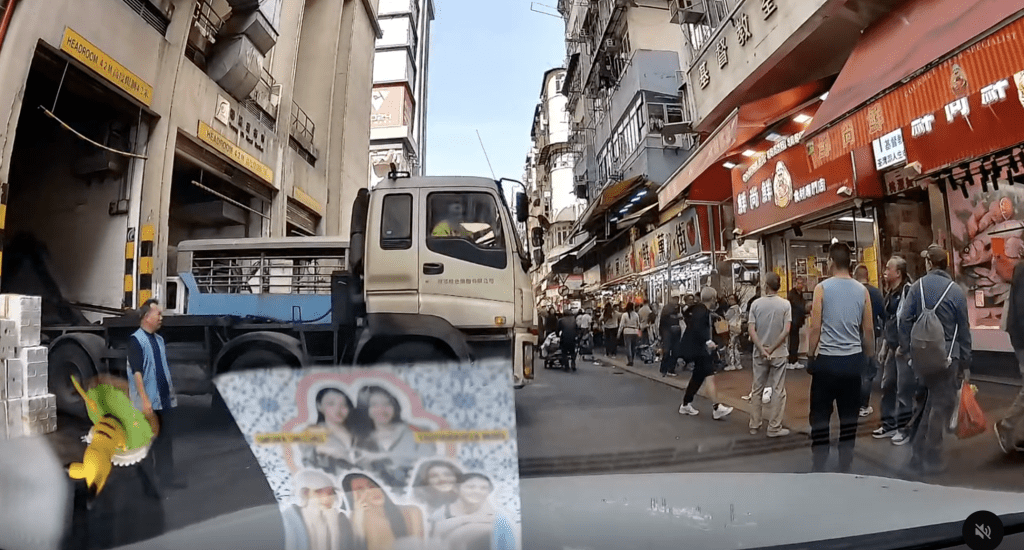 其後，梁男持刀轉身走上行人路，現場多名圍觀市民被嚇至急忙走避。Threads@jokeryeung_