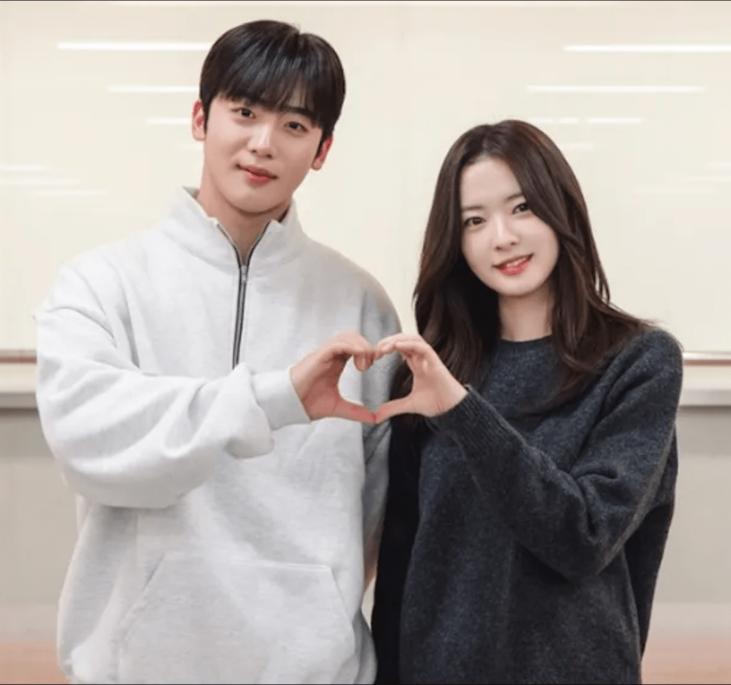 《第四次戀愛革命》由韓劇矚目新星金曜漢、黃寶凜星主演。 《第四次戀愛革命》由韓劇矚目新星金曜漢、黃寶凜星主演。