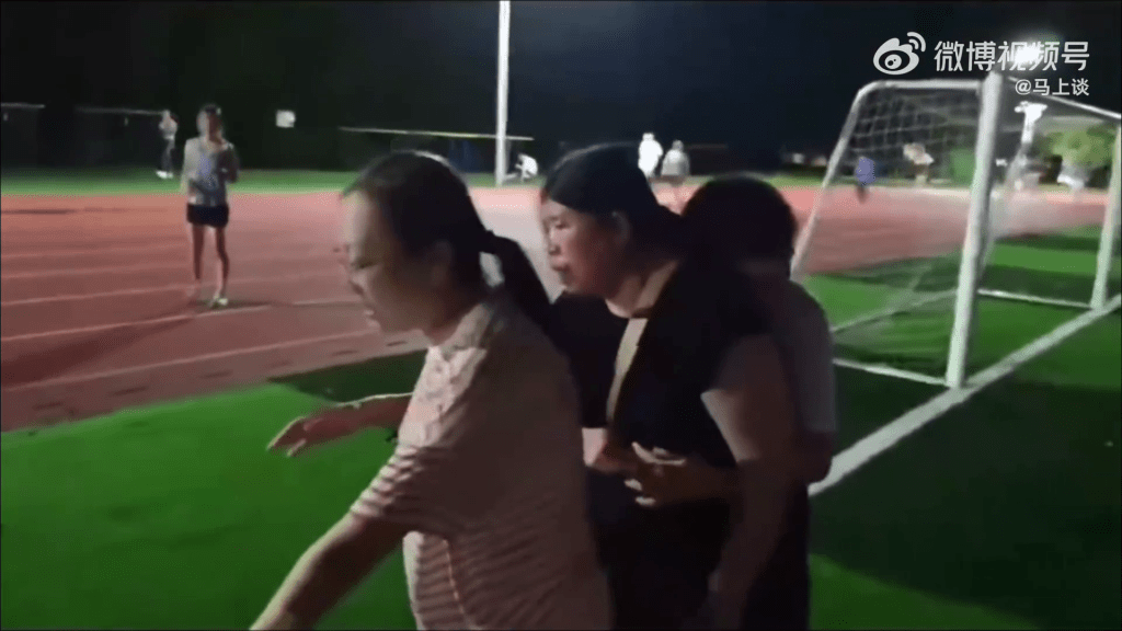 黑衫女仍在不停地罵。