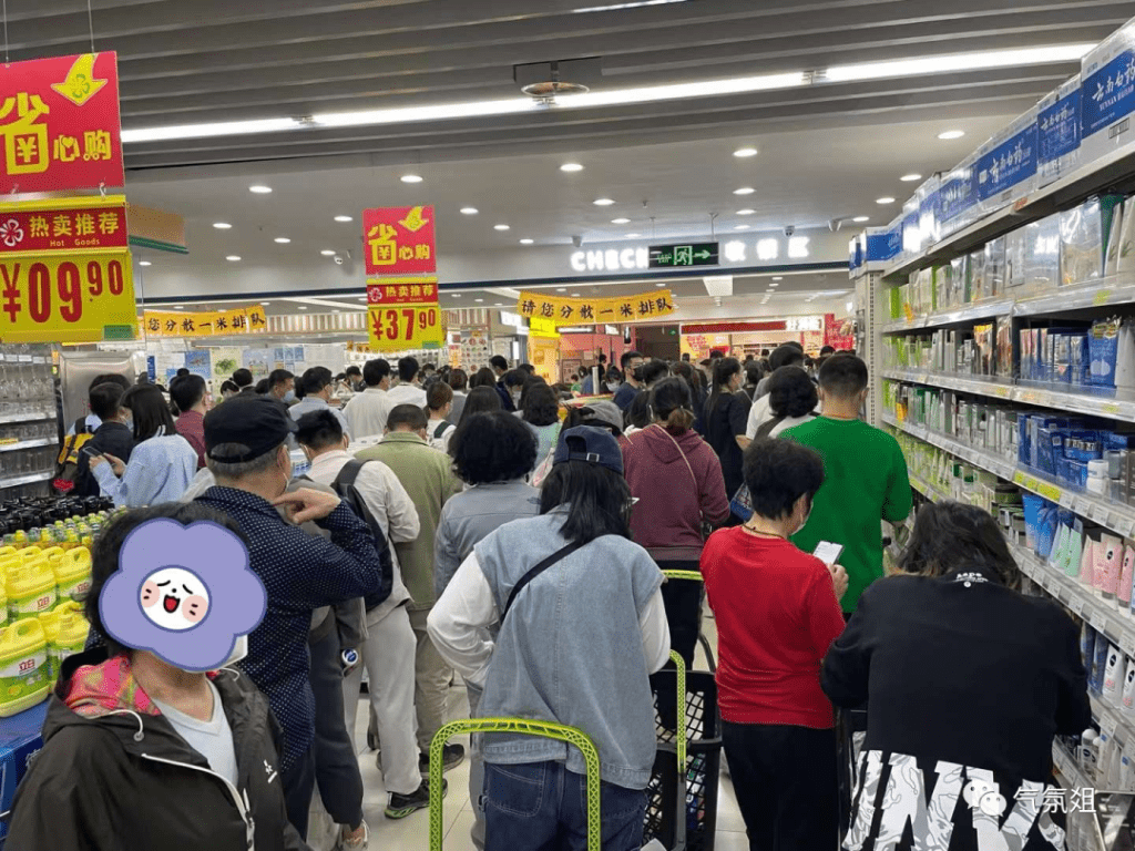 超市大排长龙。网图