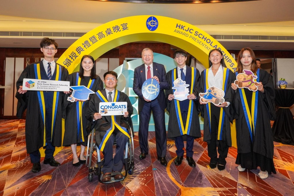 香港賽馬會行政總裁應家柏（中）與賽馬會學人黃泓智（右三）、彭穎加（右一）、楊珮珮（右二）、賽馬會新晉創科學者林睿朗博士（左一），以及應屆畢業的賽馬會學人卓嘉豪（左三）及麥筠諾（左二）合照。