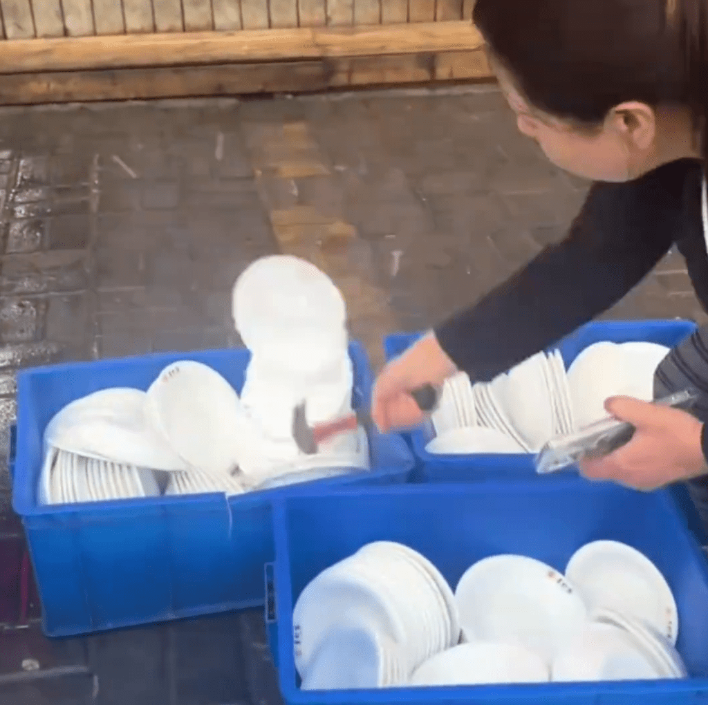 店主下令员工将所有非一次性的餐具全部销毁，约600套左右。