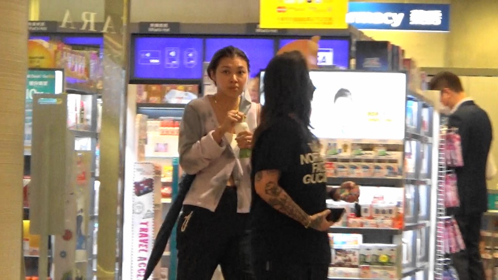 Jayla一買完飲品即除口罩飲。