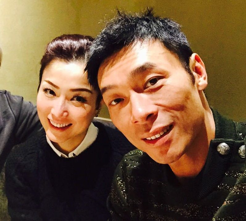 Flow又暗指事情發生後最大獲利者是鄭秀文（左）。