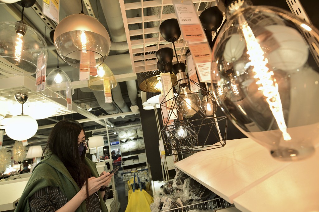 政府與中電及港燈在政府總部主持聯合記者會,公布兩間電力公司2026年的電費調整。 政府與中電及港燈在政府總部主持聯合記者會,公布兩間電力公司2026年的電費調整。