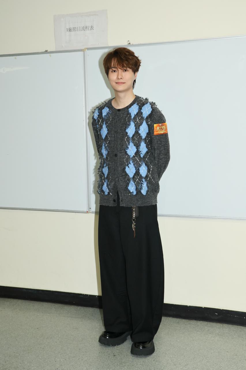 胡鴻鈞將與《聲秀》學員一同為演唱會表演,笑言向後輩學習。 胡鴻鈞將與《聲秀》學員一同為演唱會表演,笑言向後輩學習。