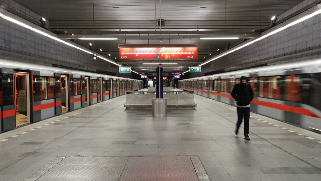 2021年新冠疫情爆發期間，捷克布拉格一個地鐵站幾乎無人。 美聯社