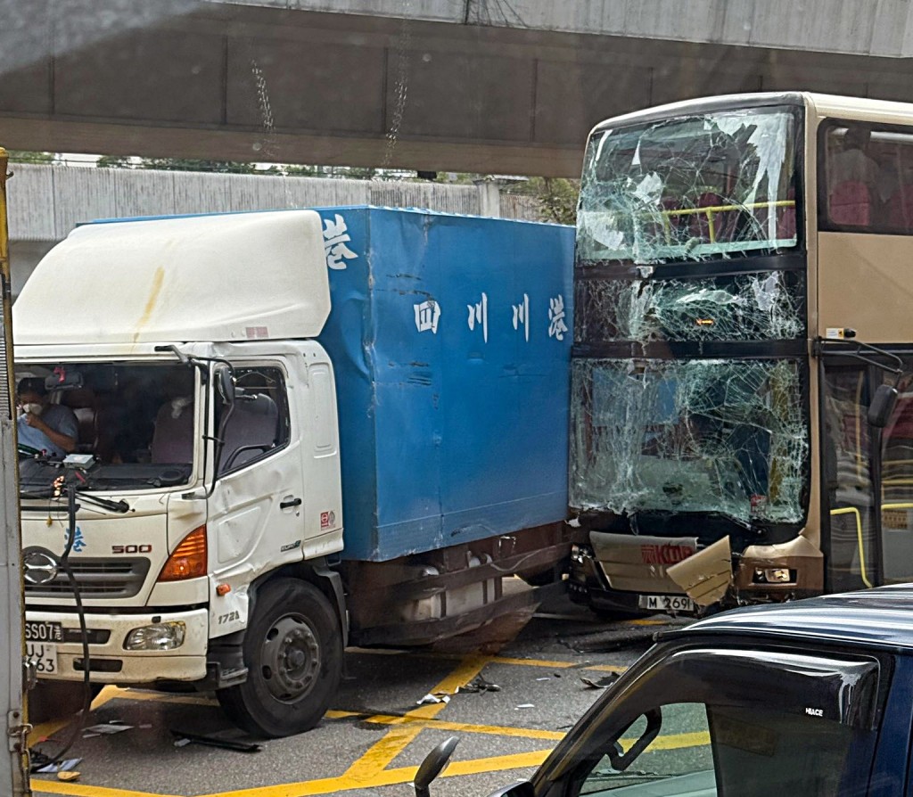 九巴與貨車相撞。fb:馬路的事 (即時交通資訊台) 九巴與貨車相撞。fb:馬路的事 (即時交通資訊台)
