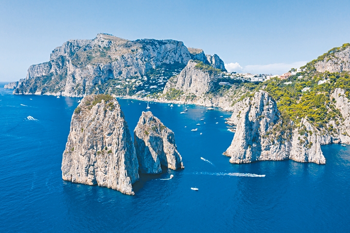 在卡布里岛一带可赏到漂亮迷人的自然景致。