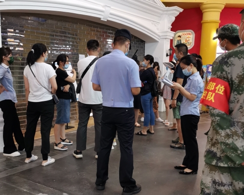 北京一家學前培訓機構閉店，要求退款的家長報警。楊浚源攝
