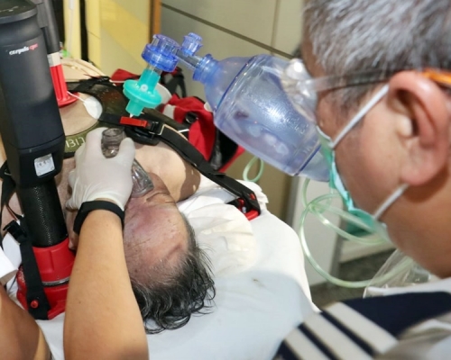 事主昏迷被送往東區醫院搶救,其後被證實死亡。