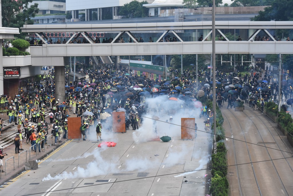当日大批防暴警发射催泪弹驱赶示威者。资料图片