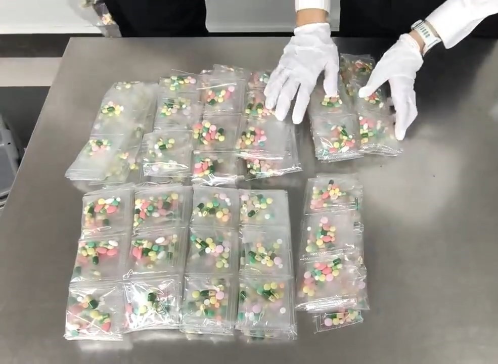 關員搜數超過三千片含冰毒藥片。海關發布 關員搜數超過三千片含冰毒藥片。海關發布