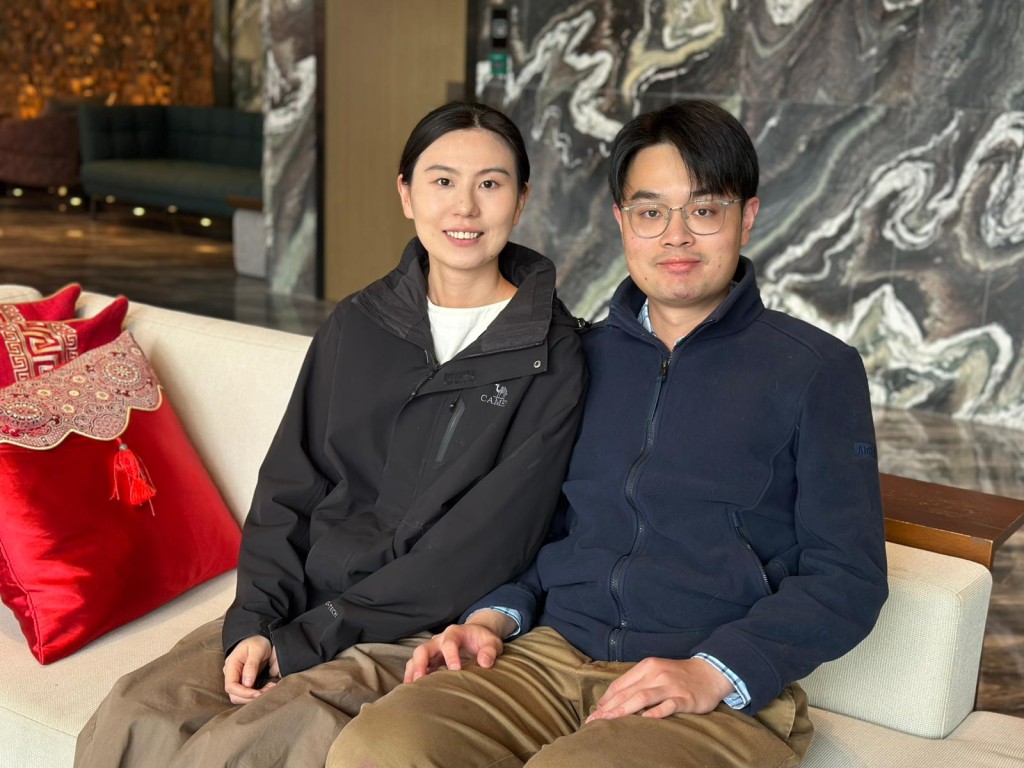 對於以7年換取永居身份的規劃,王萌及羅皓暘認為「香港身份證矜貴是上一輩的觀念」,更偏向走一步看一步。 對於以7年換取永居身份的規劃,王萌及羅皓暘認為「香港身份證矜貴是上一輩的觀念」,更偏向走一步看一步。