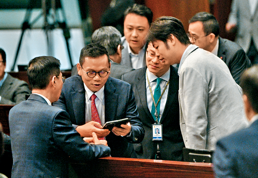 議員們圍作一圈討論《施政報告》內容。