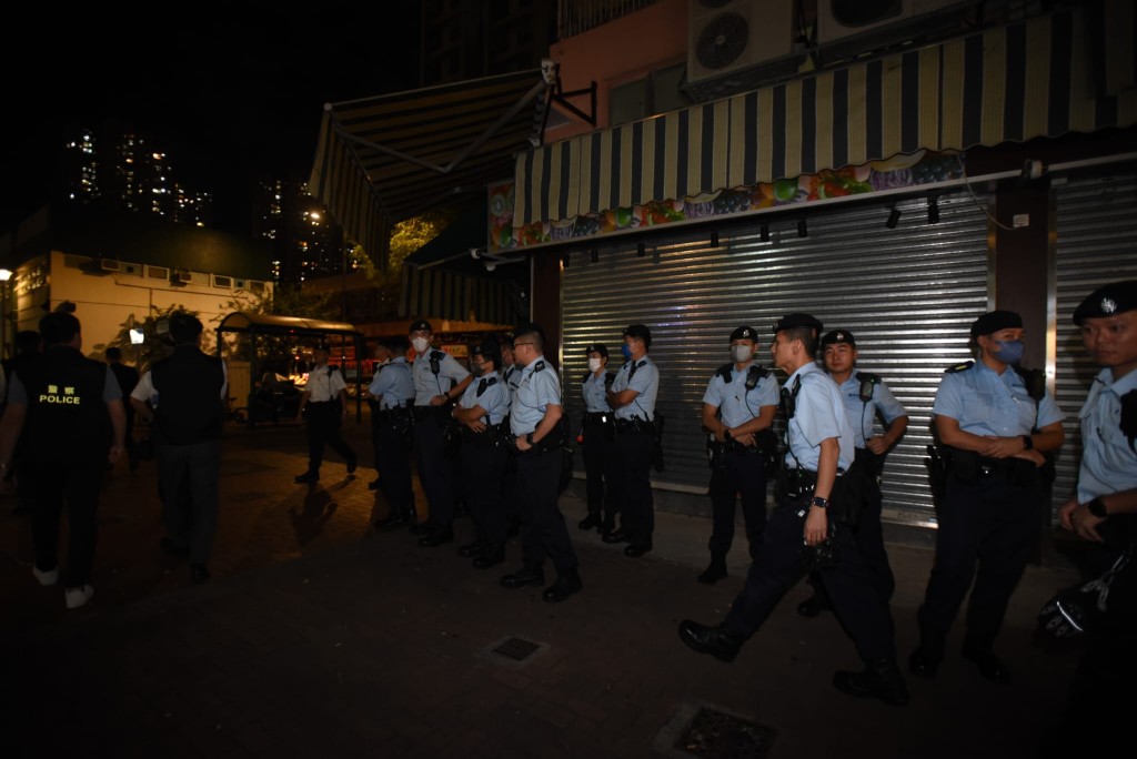 警方于晚上10时许于屯门区内开展一连4日的犁庭扫穴行动，包括高调巡逻、查牌、拘捕违法人士。黄文威摄