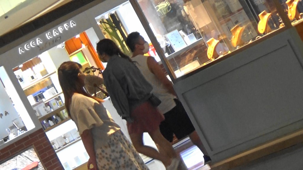 Amigo想入首飾店睇,但Jessica擰轉身就走。