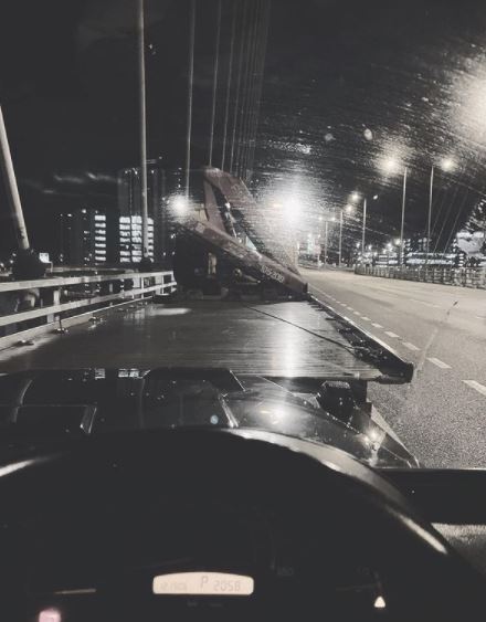 在IG貼出座駕在公路上的情況。