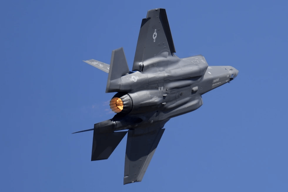 美軍F-35訓練時墜毀爆炸,飛行員驚險彈射逃生。 美聯社資料圖 美軍F-35訓練時墜毀爆炸,飛行員驚險彈射逃生。 美聯社資料圖